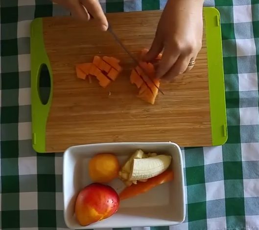 frutta tagliata a dadini per gelato per cani