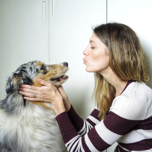 ragazza che dà un bacio al cane