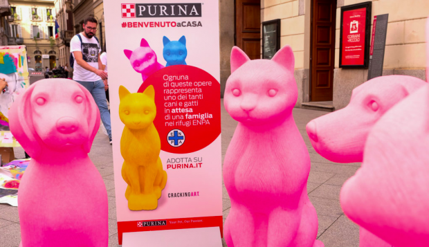 statue cani gatti rosa milano