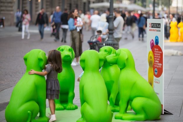 statue cani verdi bambina