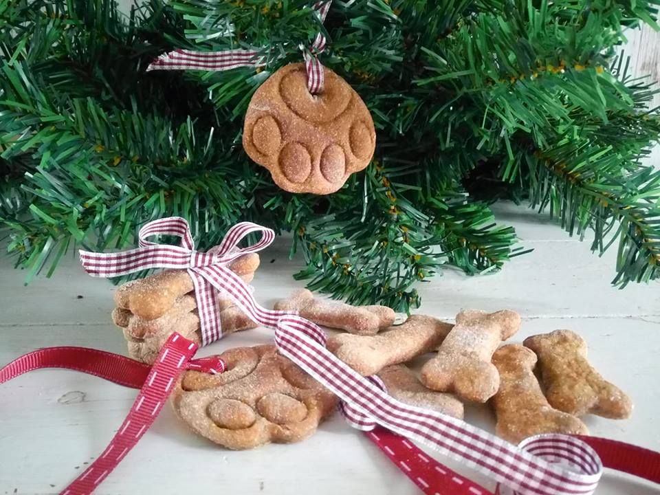 biscotti zampa di cane sull'albero di natale